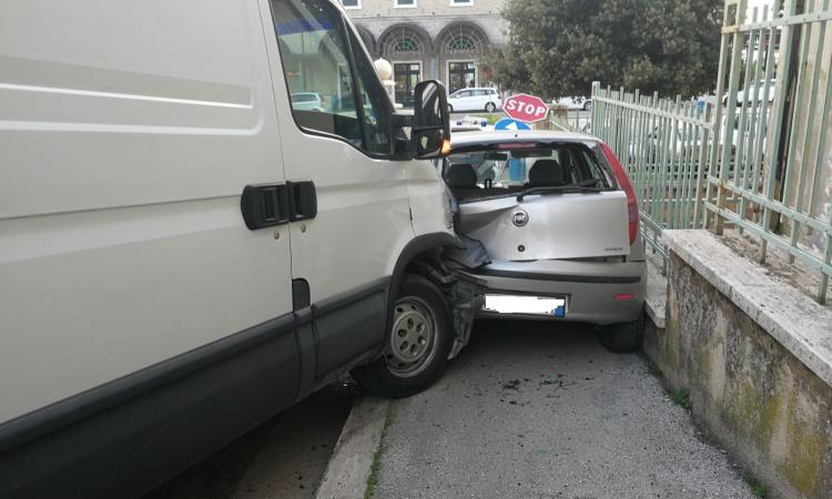 Macerata, perde il controllo del furgone e si schianta contro cinque auto in sosta