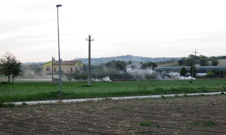 Montecosaro, bruciano rami e foglie: vicini "affumicati" sul piede di guerra