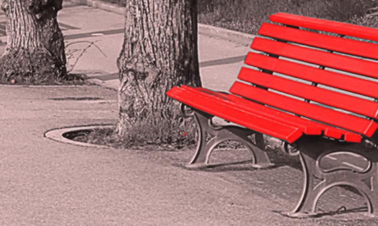 Una panchina rossa ai Giardini Diaz in ricordo di Pamela