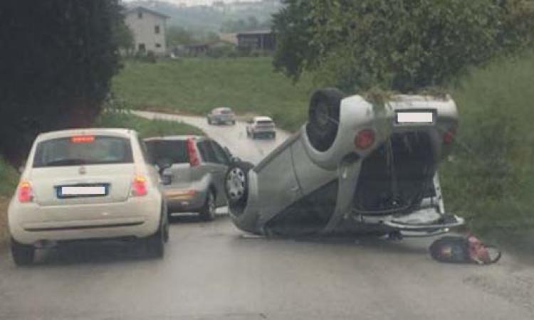 Corneto, auto sbanda per la pioggia e si ribalta