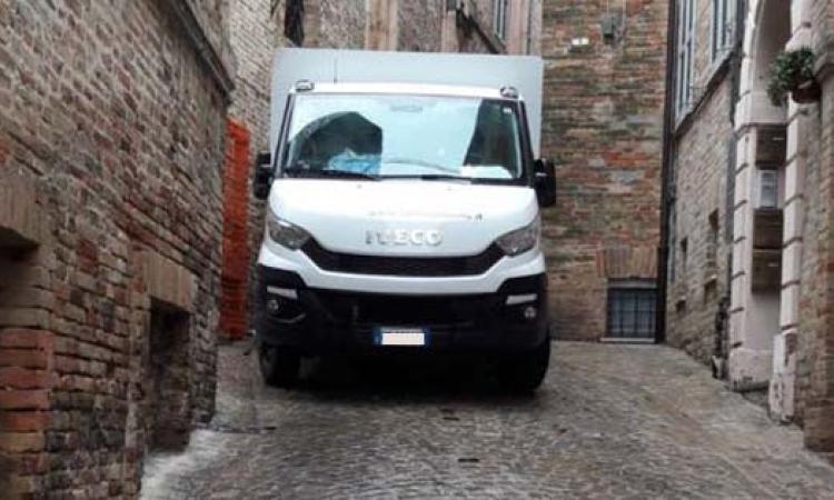 Treia, strada troppo stretta: camion resta incastrato (FOTO)