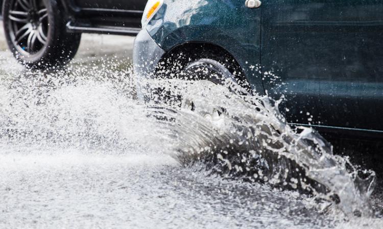 Strada allagata per la pioggia: traffico in tilt