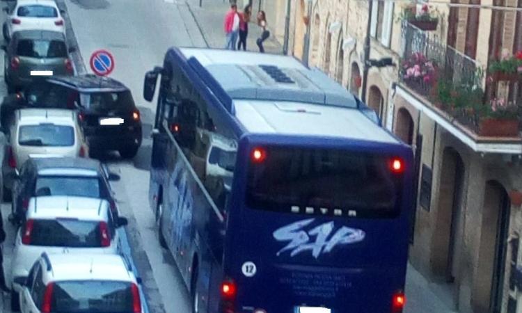 Tolentino, suv parcheggiato di traverso paralizza il traffico in centro Tolentino, suv parcheggiato di traverso paralizza il traffico in centro