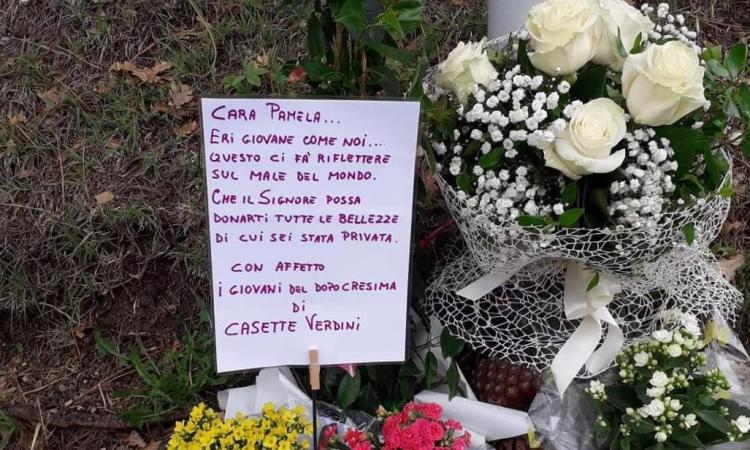 Pamela, fiori dove è stato ritrovato il cadavere: l’affetto dei giovani di Casette Verdini Pamela, fiori dove è stato ritrovato il cadavere: l’affetto dei giovani di Casette Verdini