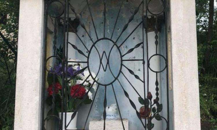 Castelraimondo, dalle edicole sacre rubate una Madonna e un'icona: ladri, vandali o blasfemia? Castelraimondo, dalle edicole sacre rubate una Madonna e un'icona: ladri, vandali o blasfemia?