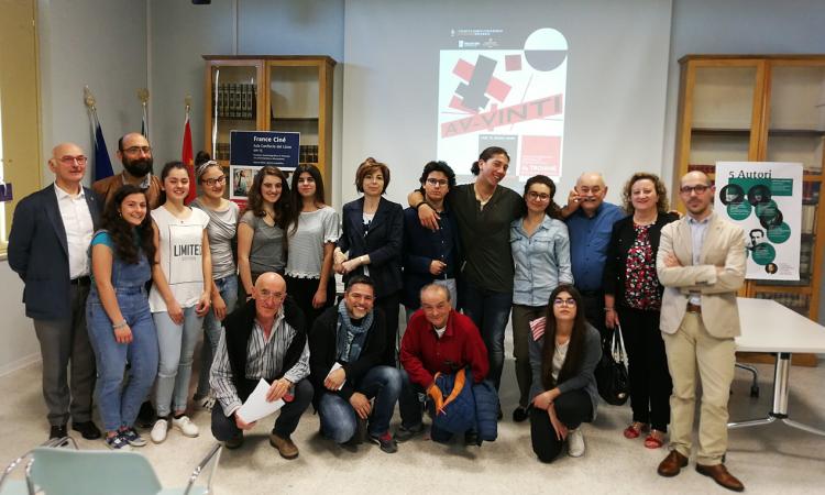 Per la festa dell'Europa, il liceo Leopardi di Macerata dice "Vive la France" Per la festa dell'Europa, il liceo Leopardi di Macerata dice "Vive la France"
