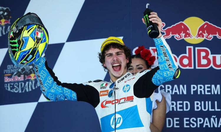 Moto2, Lorenzo Baldassari trionfa a Jerez: vittoria con dedica alla nonna