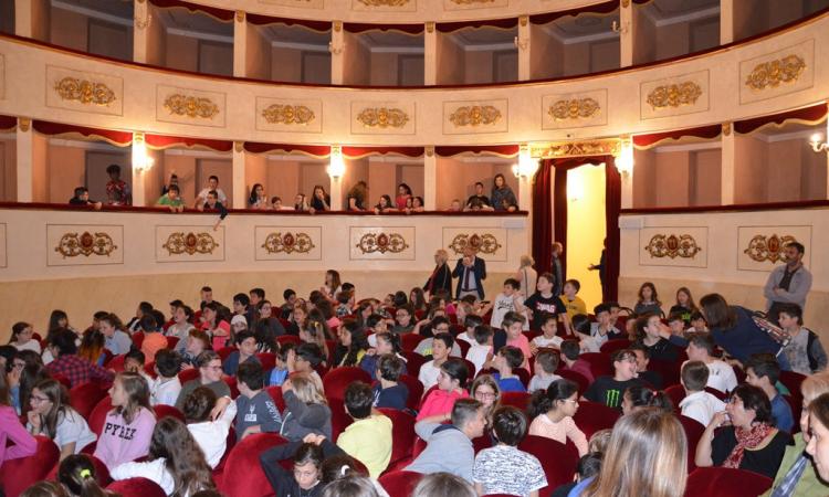 A lezione di acqua: al teatro Persiani 200 studenti applaudono Luca Pagliari