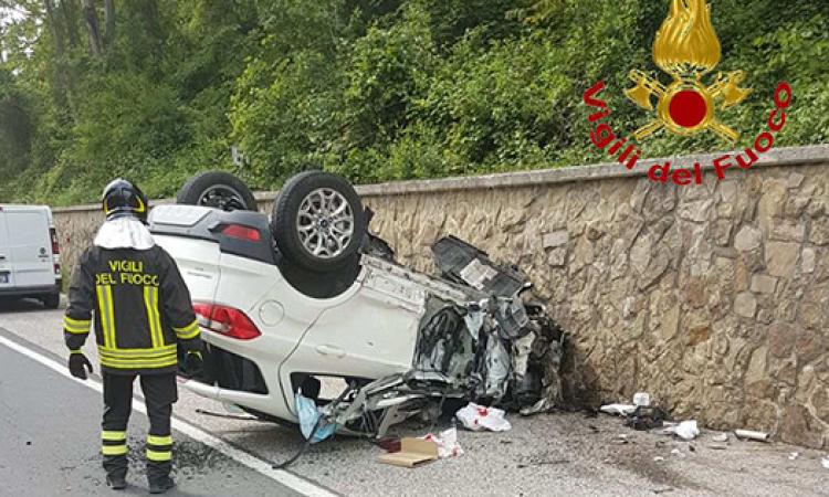 Schianto lungo la Settempedana, ferita anche una bambina (FOTO)