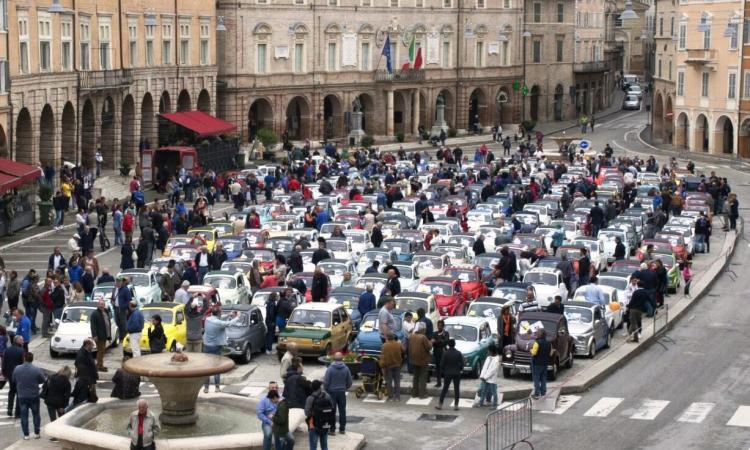 Invasione di auto in piazza per l'ultima edizione del 500 Septempeda Meeting