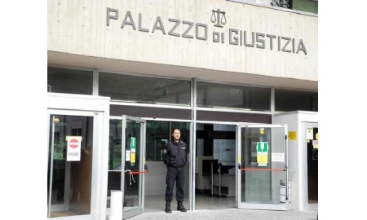 Macerata, Traini risarcisce due commercianti