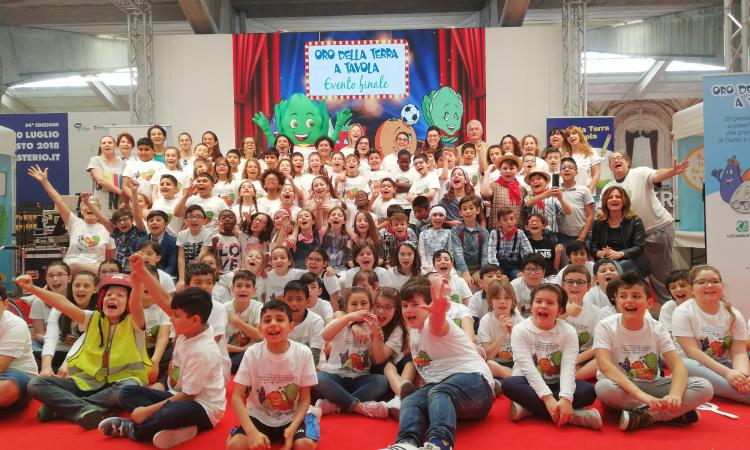 Oro della Terra a Tavola, presentato a Villa Potenza l’evento finale dal titolo “Cibo ieri, oggi e domani” Oro della Terra a Tavola, presentato a Villa Potenza l’evento finale dal titolo “Cibo ieri, oggi e domani”