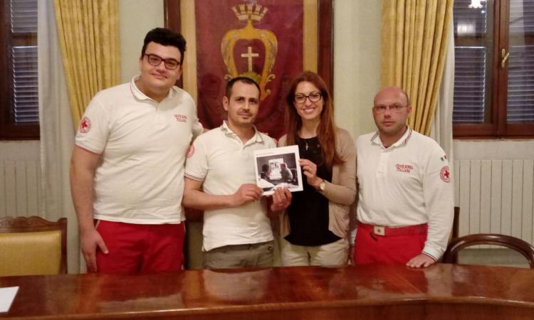 Potenza Picena: la bandiera della Croce Rossa sul palazzo del Municipio