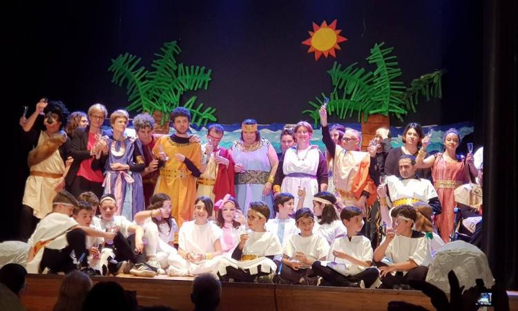 Il Ciclamino di Corridonia sul palco con i ragazzi della Primaria