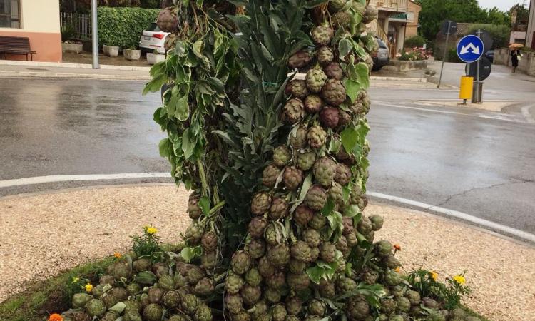 Montelupone, pieno di consensi per la "cascata di carciofi" Montelupone, pieno di consensi per la "cascata di carciofi"