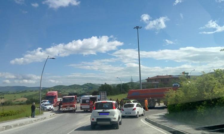Camerino: incidente in rotatoria, traffico in tilt