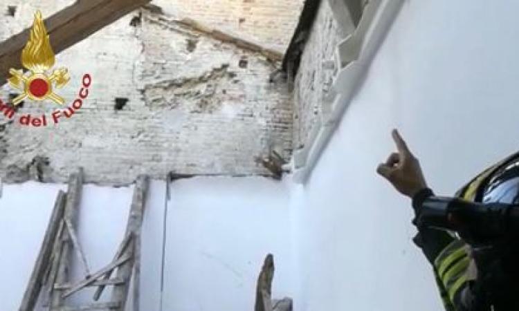 Tragedia sfiorata a Fermo: cede il tetto della scuola a pochi minuti dall'arrivo degli studenti