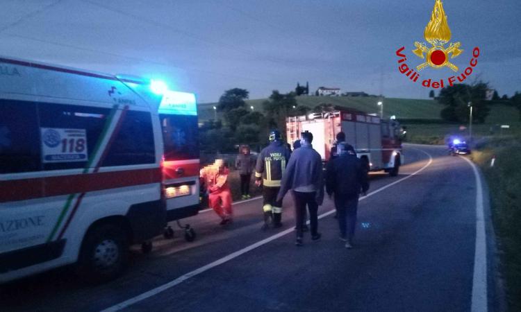 Recanati, auto si ribalta nella notte: una donna all'ospedale