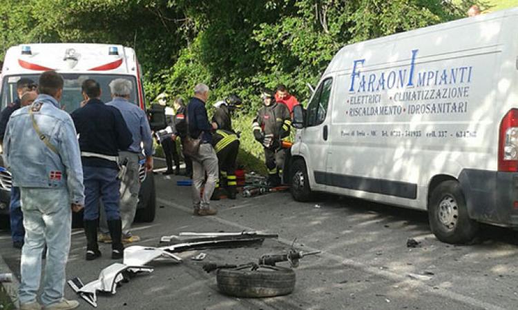 Tolentino, auto contro camion: mamma e figlio all'ospedale - LE DRAMMATICHE FOTO