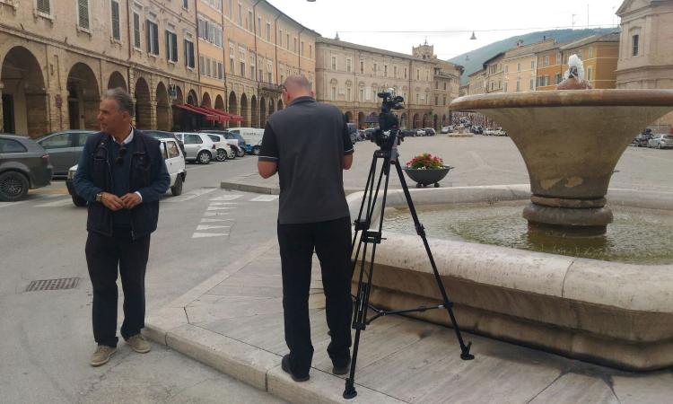 Giro d'Italia, passaggio in Val Potenza per la tappa dedicata a Scarponi