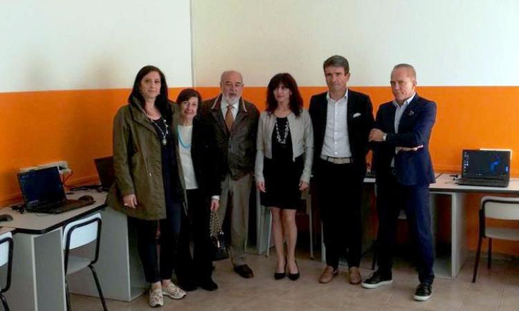 La Orim dona 10 computer alla scuola IV Novembre. Mancini: “È il frutto della sensibilità di mio figlio Andrea scomparso prematuramente”