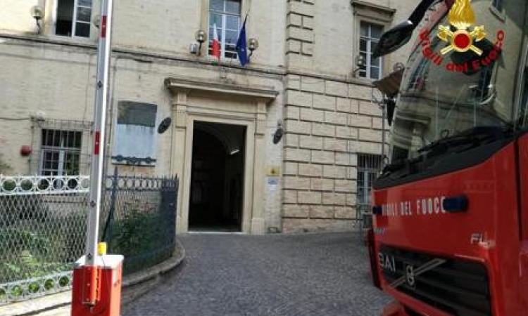 Crollo a Fermo: non sarebbero né le infiltrazioni d'acqua né lesioni dovute al sisma la causa Crollo a Fermo: non sarebbero né le infiltrazioni d'acqua né lesioni dovute al sisma la causa