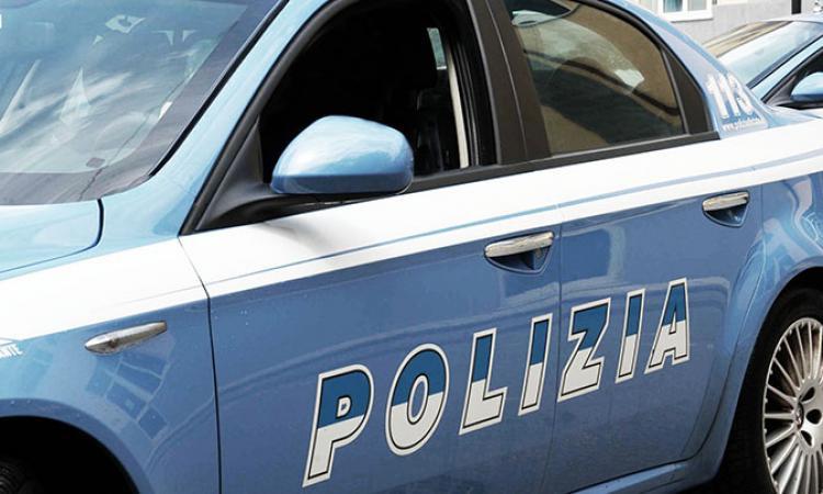 Civitanova Marche, donna ubriaca semina il panico in un bar: interviene la polizia Civitanova Marche, donna ubriaca semina il panico in un bar: interviene la polizia