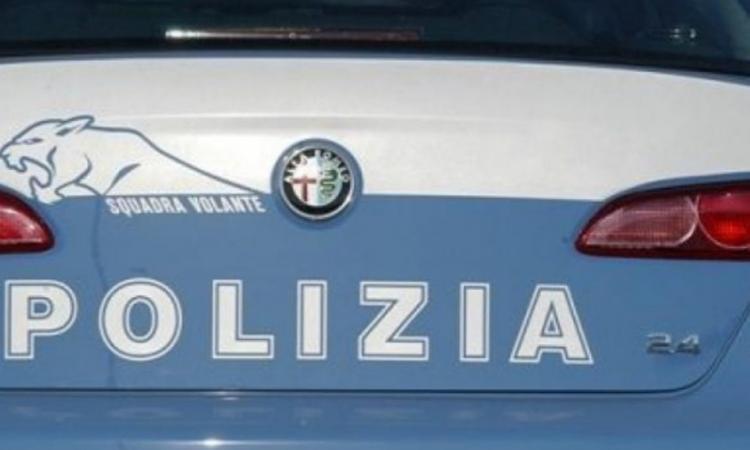 Scarpe e capi di abbigliamento contraffatti: denunciato un 37enne Scarpe e capi di abbigliamento contraffatti: denunciato un 37enne
