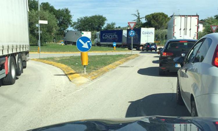 Tamponamento in superstrada: traffico paralizzato a Civitanova - -FOTO Tamponamento in superstrada: traffico paralizzato a Civitanova - -FOTO