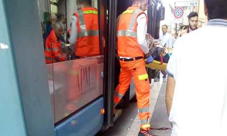 Macerata, bus inchioda per evitare incidente: una donna a bordo finisce in ospedale