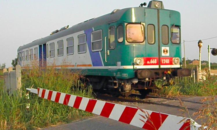 Civitanova, auto non si ferma e abbatte la sbarra del passaggio a livello