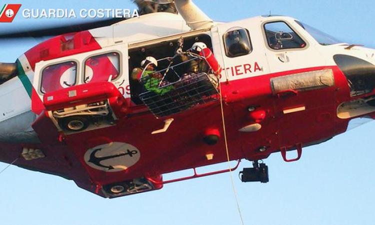 Ha un malore nel traghetto, lo soccorrono con l'elicottero