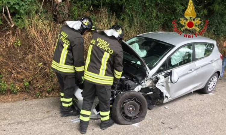 Macerata, scontro tra due auto: entrambi i conducenti finiscono all'ospedale Macerata, scontro tra due auto: entrambi i conducenti finiscono all'ospedale