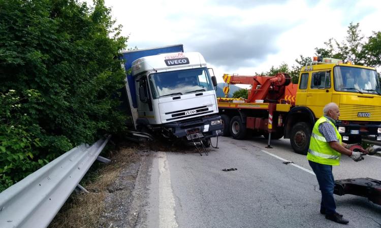 Camion fora e dopo aver sbandato finisce in bilico sul guard rail della superstrada Camion fora e dopo aver sbandato finisce in bilico sul guard rail della superstrada