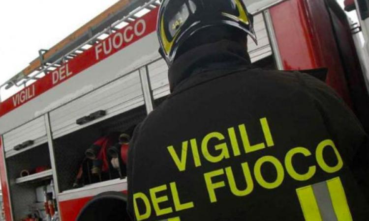 Il camion centra il muretto, l'autista resta bloccato nella cabina ribaltata