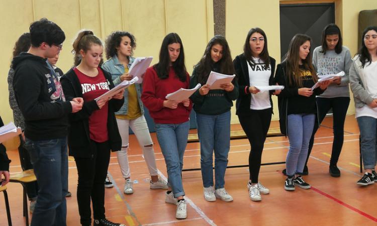 Il liceo Leopardi di Macerata al Lauro Rossi con "Cenerentola a teatro"