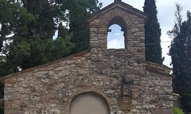 Sciacalli nella chiesa terremotata: rubata una campana, aperto l'ossario Sciacalli nella chiesa terremotata: rubata una campana, aperto l'ossario