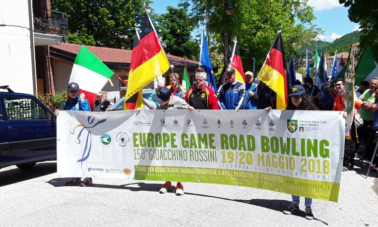 Bocce su strada, sfilata degli atleti italiani ed europei a Pieve Torina