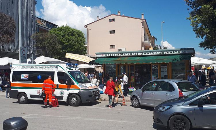 Civitanova, accusa un malore mentre è al lavoro: edicolante soccorsa dall'ambulanza Civitanova, accusa un malore mentre è al lavoro: edicolante soccorsa dall'ambulanza