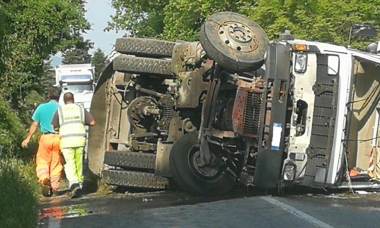 Chiesanuova, camion si ribalta con due persone a bordo Chiesanuova, camion si ribalta con due persone a bordo