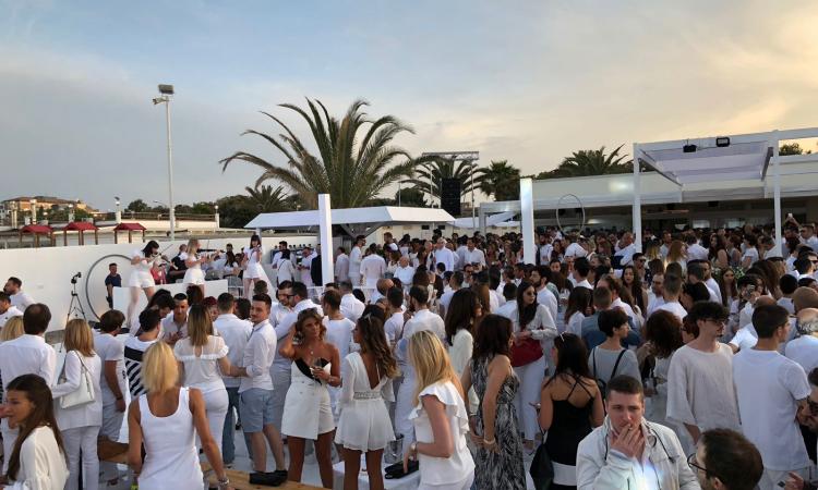 Una marea bianca sulla spiaggia di Civitanova: opening party del Cala Maretto
