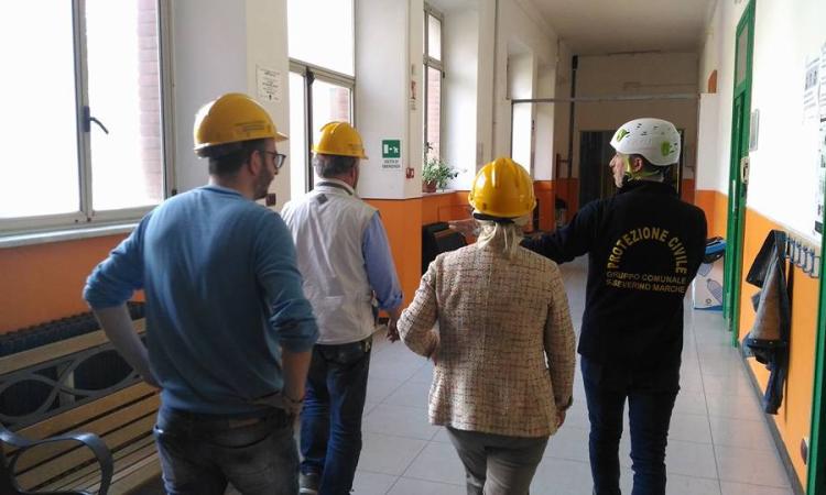 San Severino, sopralluoghi nelle scuole dopo l'ultima scossa. Domani si rientra in classe San Severino, sopralluoghi nelle scuole dopo l'ultima scossa. Domani si rientra in classe