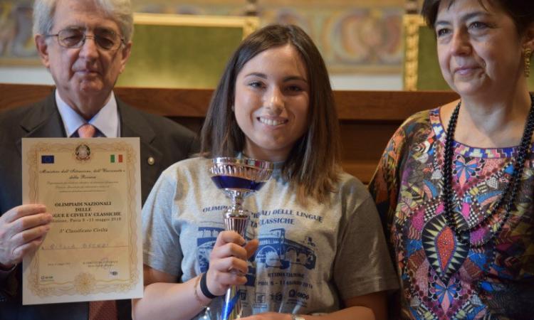 Olimpiadi delle Lingue classiche: Giulia Bronzi del Classico di Macerata sul podio Olimpiadi delle Lingue classiche: Giulia Bronzi del Classico di Macerata sul podio