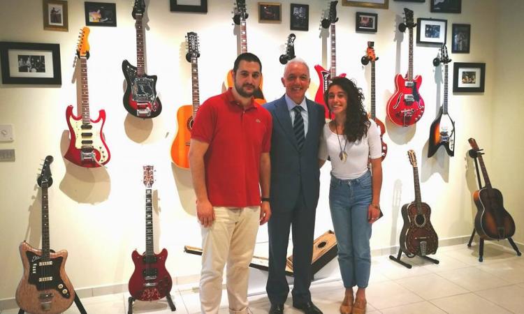 Musica di ricostruzione, venti chitarre per gli alunni della scuola "Mons. Paoletti" di Valfornace Musica di ricostruzione, venti chitarre per gli alunni della scuola "Mons. Paoletti" di Valfornace
