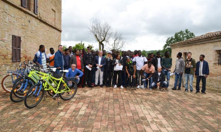 Treia, consegnate ai migranti ospiti del Gus dieci bici "speciali"