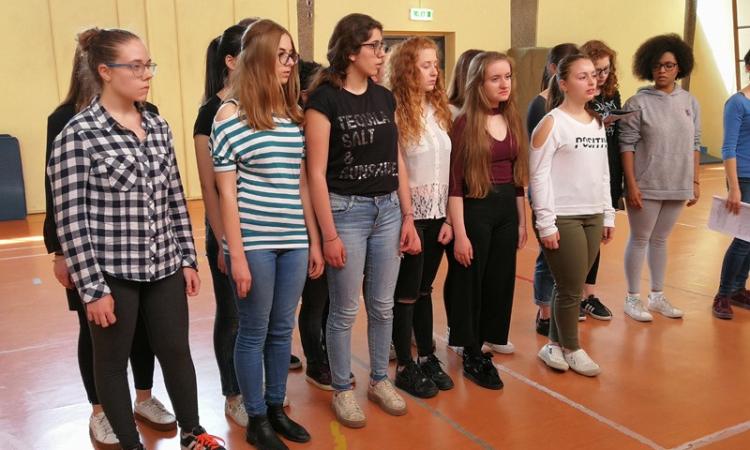 Il liceo Leopardi torna in scena al Lauro Rossi con “Av-vinti” Il liceo Leopardi torna in scena al Lauro Rossi con “Av-vinti”