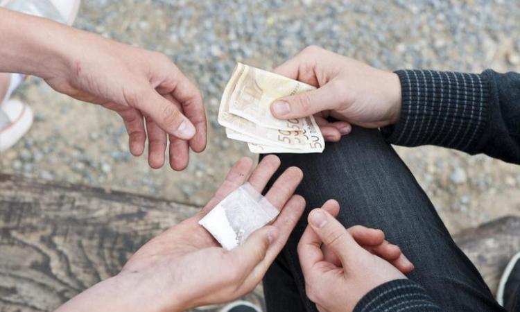 Montelupone, il sindaco lancia allarme droghe tra gli adolescenti: grande l'eco avuto sui social Montelupone, il sindaco lancia allarme droghe tra gli adolescenti: grande l'eco avuto sui social
