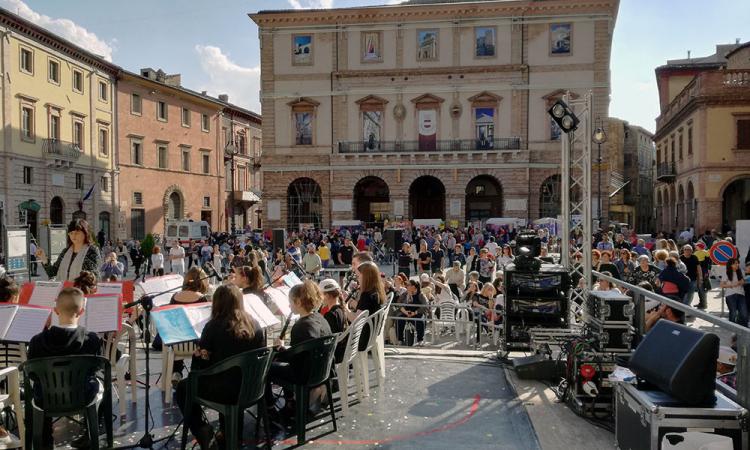 A Tolentino concerti, canti e rappresentazioni teatrali in Piazza della Libertà: la Festa della Scuola è un successo