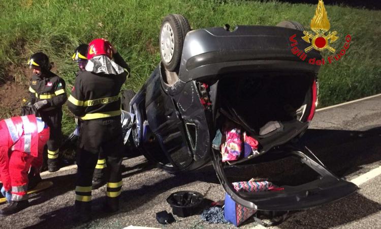 Camerino, intrappolata nell'auto ribaltata: la salvano i vigili del fuoco