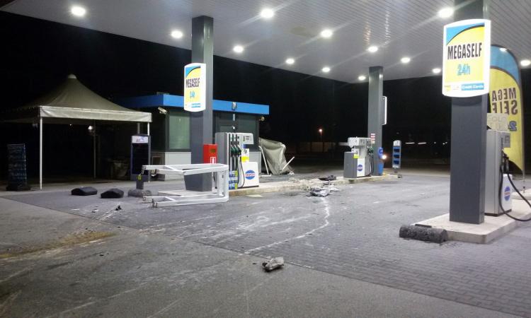 Montecosaro, furto al distributore: sradicata la colonnina del self-service